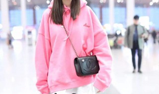 春天穿粉色的衣服配什么裤 穿粉色衣服搭配什么最合适