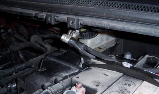 发动机进气管口老是开是什么原因(发动机进气管口老是开是什么原因造成的)