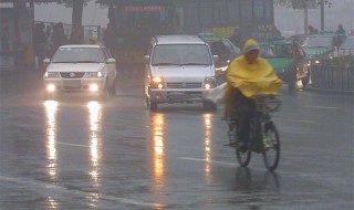 雨天行车打滑怎么办（雨天行车打滑怎么办视频）