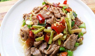 甜椒炒牛肉的营养价值（甜椒炒牛肉的营养价值与功效）