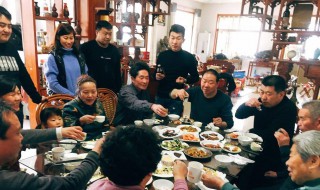 和长辈一起吃饭该怎样敬酒（和长辈一起吃饭该怎样敬酒说话）