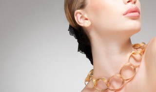 黄金项链洗澡时可不可以不取下来(黄金项链洗澡的时候需要摘掉吗)