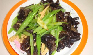 木耳可以和芹菜吃吗（木耳可以和芹菜同吃吗）