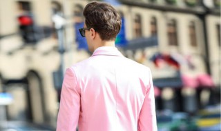 粉色西装配什么裤子（黑色西装配什么裤子）