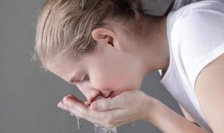 晚上用柔肤水和乳液吗 晚上用柔肤水和乳液吗会长痘吗