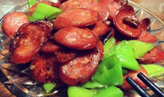 红肠炒大辣椒步骤 小辣椒炒红肠