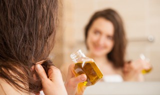 自己保养头发的方法（如何自己保养头发）