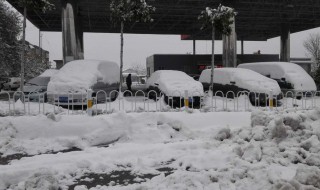 下雪后怎么清理车上的雪 下雪车子怎么除雪