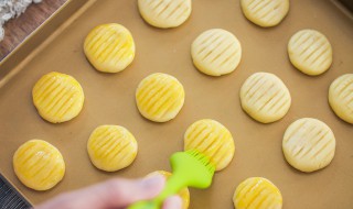 椰香一口酥的做法(椰香奶酥)