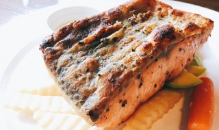 盐煎三文鱼扒的做法（煎三文鱼视频）