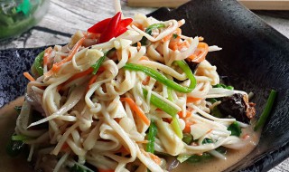 洋葱彩椒香干炒金针菇（洋葱青椒金针菇做法大全家常）