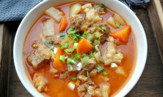 酒店红萝卜炖羊肉的方法（红萝卜炖羊肉汤的家常做法窍门）