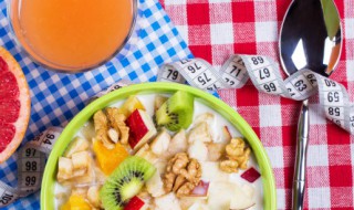 水果麦片用冷牛奶泡吗 水果麦片加水还是牛奶