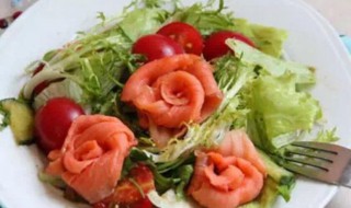 三文鱼小番茄火龙果沙拉（三文鱼和小西红柿）