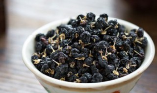 黑枸杞放久后变成棕色还能喝吗 黑枸杞放久后变成棕色还能泡水喝么