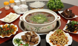 火锅汤底用猪蹄怎么做（火锅汤底用猪蹄怎么做才好吃）