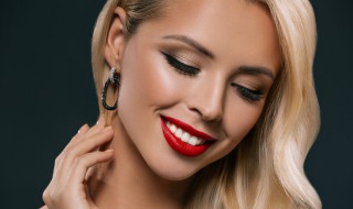 眼部消肿的最快方法（眼部消肿的最快方法是热敷,可以用盐水吗）