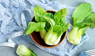 白菜叶子边缘干枯打什么药 白菜叶子边缘干枯打什么药好