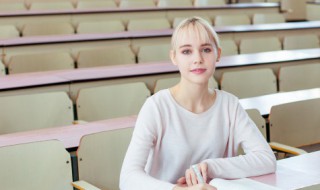 我的妈妈英语作文（我的妈妈英语作文100字）