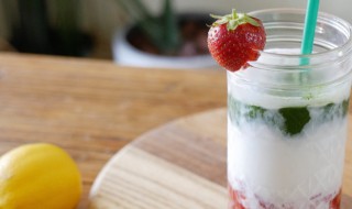 草莓牛奶酒酿拿铁怎么做（纯酿草莓酒的制作方法）