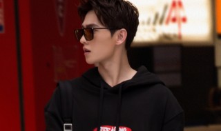 男生黑色卫衣搭配什么裤子好看 黑色卫衣搭配什么外套好看男