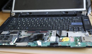 电脑喇叭有杂音滋滋（喇叭有滋滋声怎么回事）