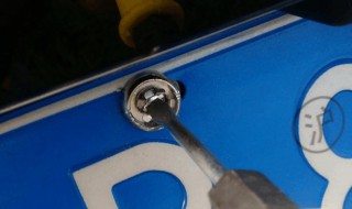 车牌螺丝帽怎么取下来 车牌上的固封帽如何拆卸