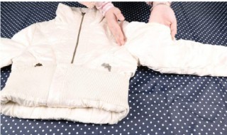 怎么折叠羽绒服不占地方（如何折叠羽绒服短款）