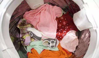 新生儿衣服可不可以洗衣机洗 新生儿衣服可不可以洗衣机洗一天