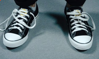 白鞋带上黑色的怎么洗 白色的鞋带,黑黑的该怎么弄去?