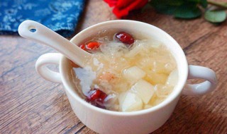 煮银耳汤有什么功效（煮银耳汤有什么功效和禁忌）