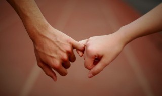 格子衬衫下面可以配裙子吗（格子衬衫下面可以配裙子吗女生）