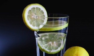 晚上吃柠檬干泡水可以吗（晚上吃柠檬干会胖吗）