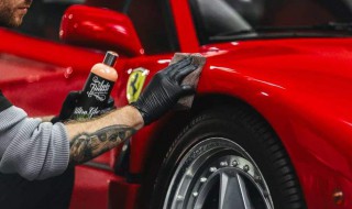 汽车打蜡搞到黑塑料后怎样清理（汽车打蜡把黑塑料的地方弄白了怎么恢复）