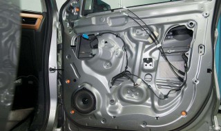 五菱宏光后车门锁扣调整方法 五菱宏光后门锁更换教程