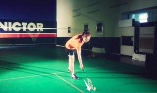 打羽毛球如何锻炼上肢力量（打羽毛球如何提升力量）