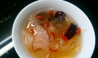 银耳雪梨糖水的做法（银耳雪梨糖水的做法和功效）