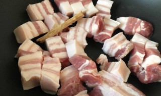 过年煮五花肉的方法与步骤（怎么煮五花肉,不油腻带皮的）