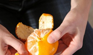 剥桔子最简便方法 剥桔子最简便方法视频