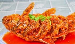 糖醋鱼浇汁的正确方法 糖醋鱼浇汁的正确方法图片