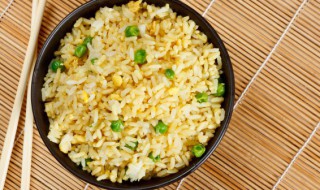 鲜虾翡翠蛋炒饭（翡翠虾仁怎么炒）