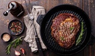 煎牛排放的什么草让牛排吃起来美味（煎牛排放什么香草）