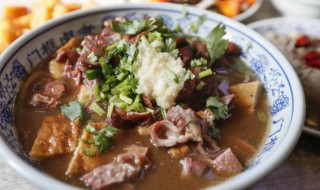 正确进食顺序让老人胃口大开(老人进食的正确姿势为)