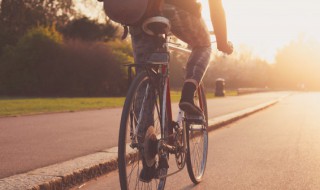 自行车两轮摩擦力方向（自行车两轮摩擦力方向示意图）