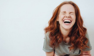 捧腹大笑的成语故事及解释（捧腹大笑的成语故事及解释视频）