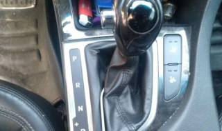 自动挡手刹在哪 丰田自动挡手刹在哪