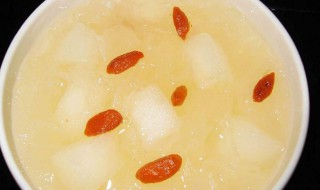 雪梨银耳莲子百合功效（银耳莲子百合雪梨的功效）