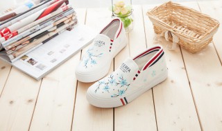 小白鞋怎么挑选适合自己的(怎样挑选小白鞋)