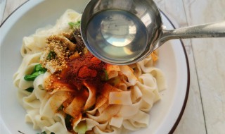 正宗油泼面的做法 油泼面的酱汁怎么调配