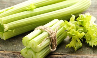 芹菜泡菜的腌制方法（芹菜泡菜的腌制方法视频）